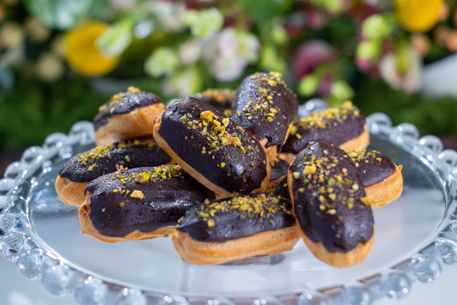 Éclairs de chocolate decorados con pistacho